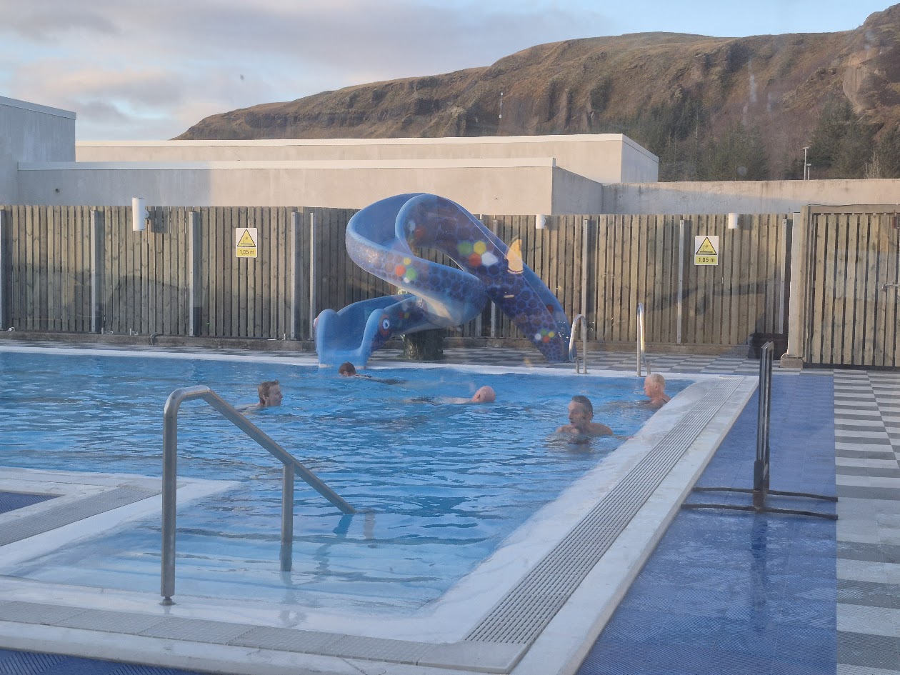 Vel mætt í laugina “fyrir opnun”